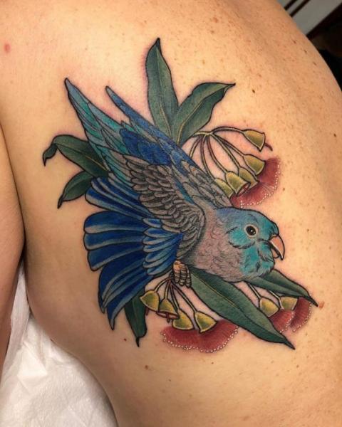 Realistische Rücken Vogel Tattoo von Saved Tattoo