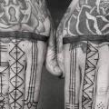 手 幾何学的 タトゥー よって Saved Tattoo