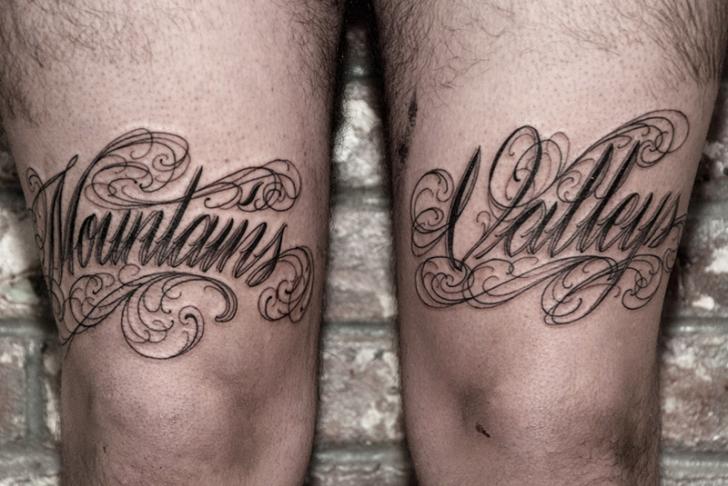 Tatuaje Pierna Letras por Saved Tattoo