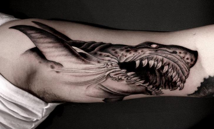 Tatuaje Brazo Tiburón por Saved Tattoo