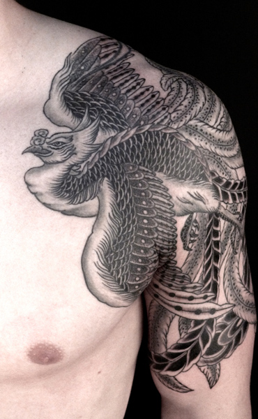 Tatuaggio Spalla Dotwork Fenice di Saved Tattoo