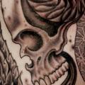 tatuaje Hombro Cráneo Dotwork por Saved Tattoo