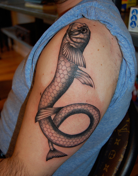 Tatuaggio Spalla Serpente Dotwork di Saved Tattoo