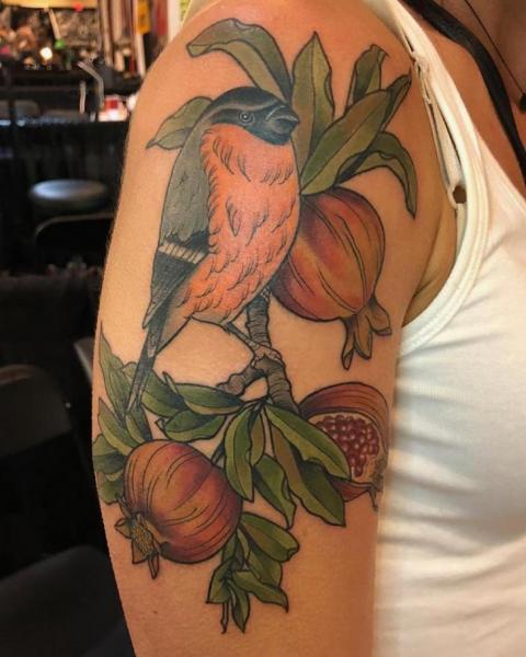 Tatuaje Hombro Realista Pájaro Fruta por Saved Tattoo