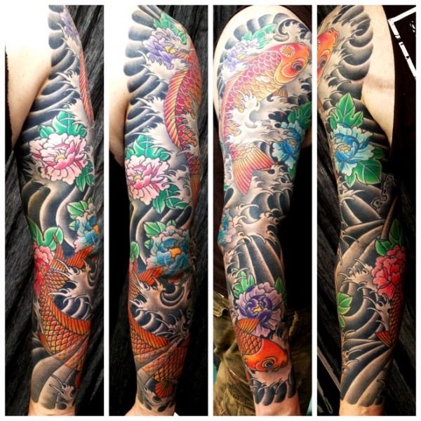 Tatuaż Japoński Karp Koi Rękaw przez Saved Tattoo