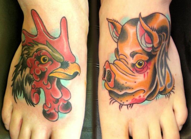 Tatuagem New School Pé Porco Galo por S13 Tattoo