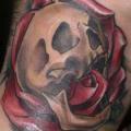 tatuaje Flor Cráneo Cuello por Rock n Roll Tattoo
