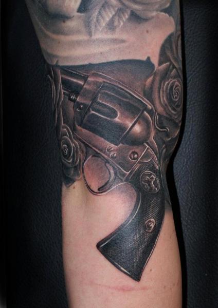 รอยสัก แขน เหมือนจริง ปืน โดย Tattoos by Mini