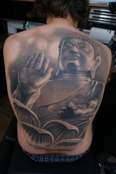 Tatuaje Buda Espalda Religioso por Tattoos by Mini