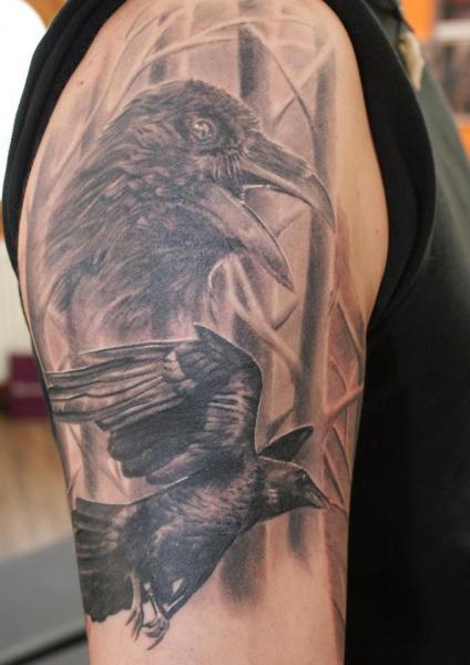 Tatuaje Hombro Realista Cuervo por Tattoos by Mini