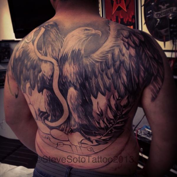 Tatuaje Realista Espalda Águila por Steve Soto