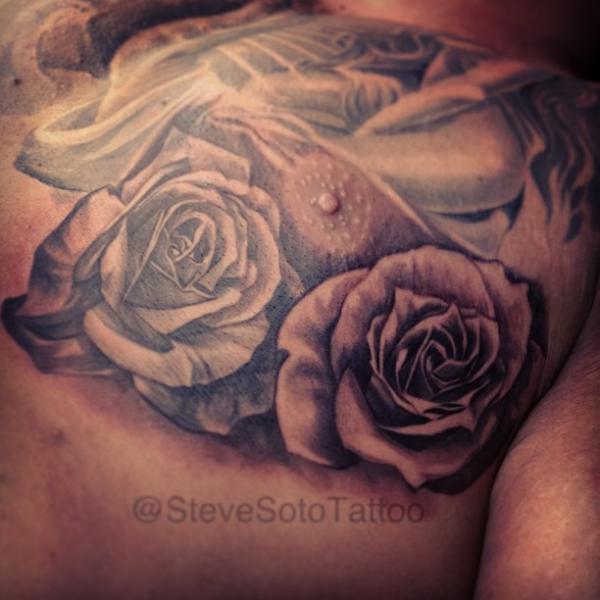Tatuaje Realista Pecho Flor Rosa por Steve Soto