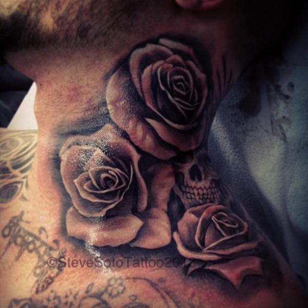 Realistische Blumen Totenkopf Nacken Tattoo von Steve Soto