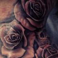 Realistische Blumen Totenkopf Nacken tattoo von Steve Soto