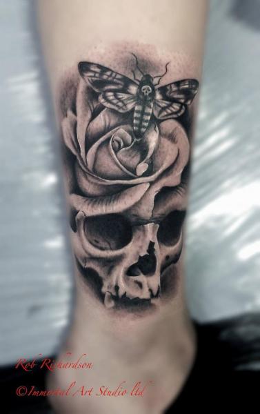 Tatuaje Pierna Flor Cráneo Polilla por Rob Richardson