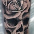 tatuaje Pierna Flor Cráneo Polilla por Rob Richardson