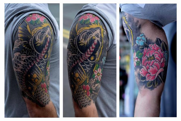 Tatuaje Hombro Brazo Flor Japoneses Carpa por Colin Jones