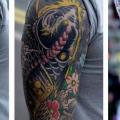Schulter Arm Blumen Japanische Karpfen tattoo von Colin Jones