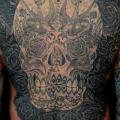 Blumen Totenkopf Rücken tattoo von Colin Jones
