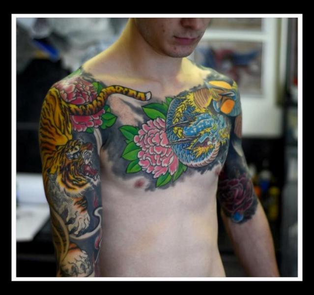 Tatuaje Hombro Brazo Pecho Japoneses Tigre Dragón por Colin Jones