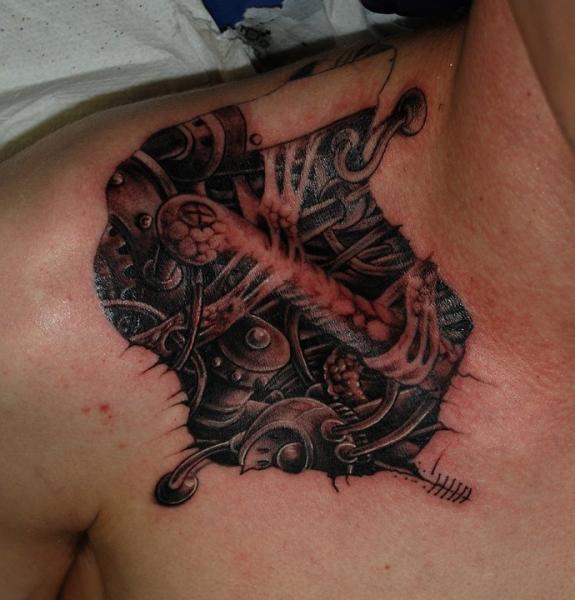 Tatuaggio Spalla Biomeccanici di Colin Jones