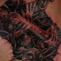 tatuaggio Spalla Biomeccanici di Colin Jones