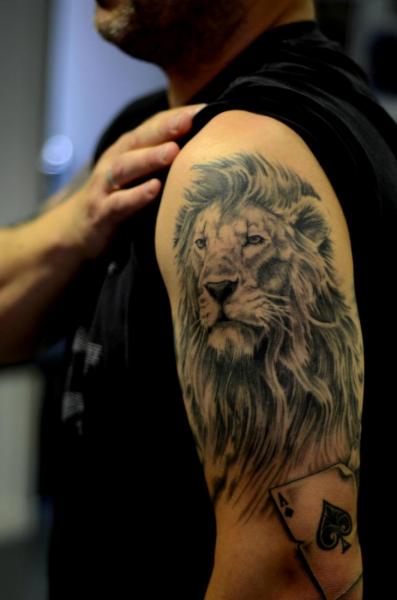Schulter Löwen Ass Spaten Tattoo von Colin Jones