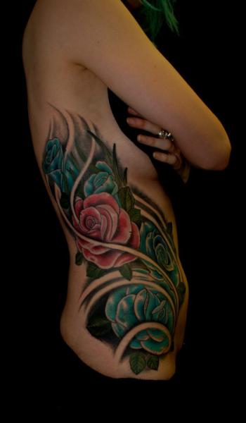 Tatuaje Realista Flor Lado por Colin Jones