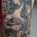 tatuaje Old School Mujer Muslo por Colin Jones