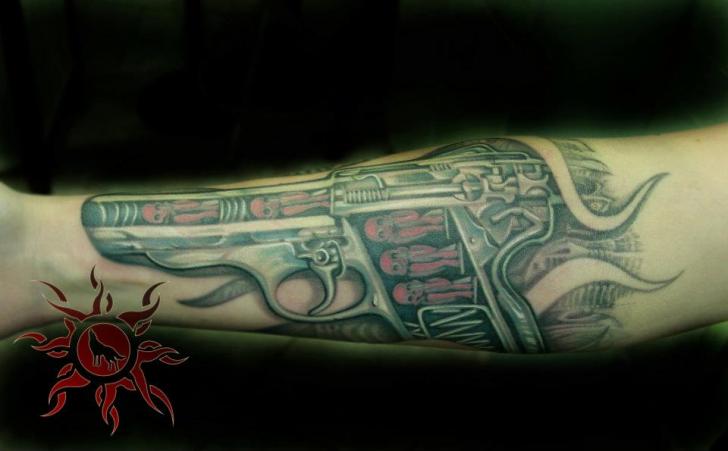 Tatuaje Brazo Fantasy Pistola por Ramas Tattoo