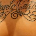 tatuaje Pecho Letras por Ramas Tattoo
