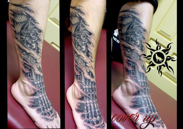 Tatouage Biomécanique Pied Jambe par Ramas Tattoo