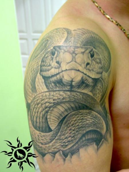 Tatuaje Hombro Realista Serpiente por Ramas Tattoo