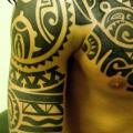 Schulter Arm Brust Tribal tattoo von Ramas Tattoo