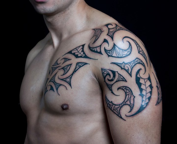 Schulter Brust Tribal Tattoo von C-Jay Tattoo