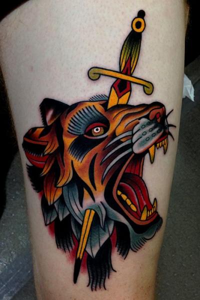 Tatuagem Old School Tigre Punhal Coxa por Montalvo Tattoos