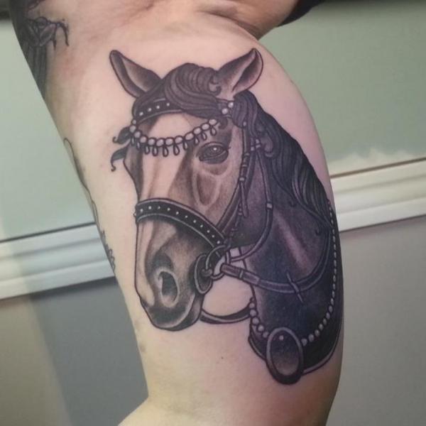 Tatuaggio Braccio Cavalli di Spilled Ink Tattoo