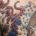 tatuaggio Petto Onda Balena di Spilled Ink Tattoo