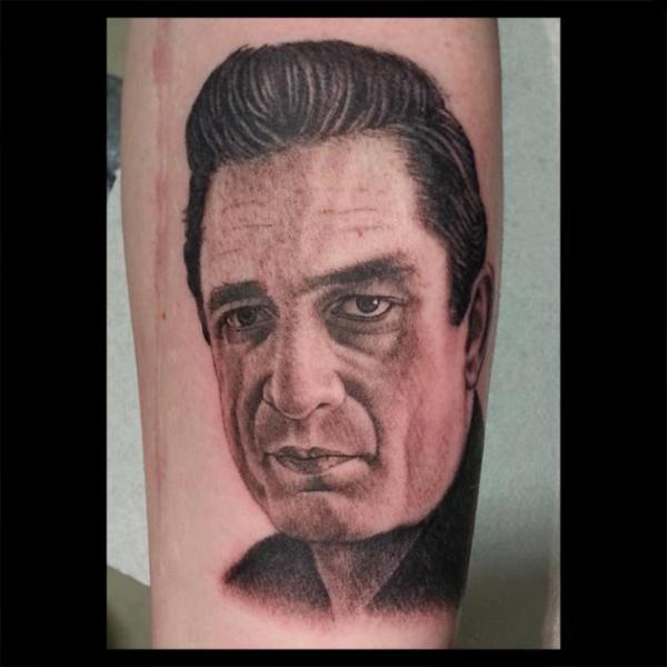 Tatuaggio Ritratti Realistici Johnny Cash di Spilled Ink Tattoo