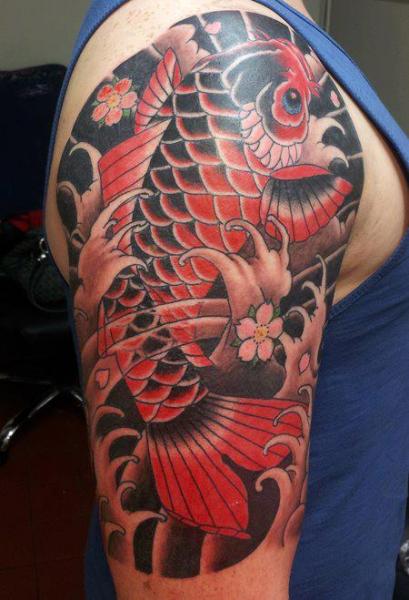 Tatuaggio Spalla Giapponesi Carpa Koi di Spilled Ink Tattoo