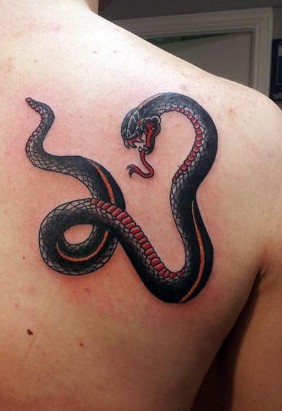 Tatuaje Hombro Serpiente Old School por Spilled Ink Tattoo