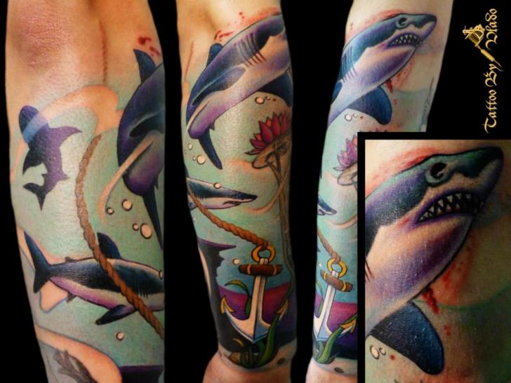 Tatuaje Brazo Realista Ancla Tiburón Mar por Tattoo Rascal