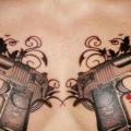 tatuaje Realista Pecho Pistola por Tattoo Rascal