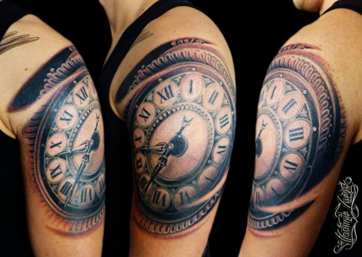 Tatuaje Hombro Realista Reloj por Tattoo Rascal