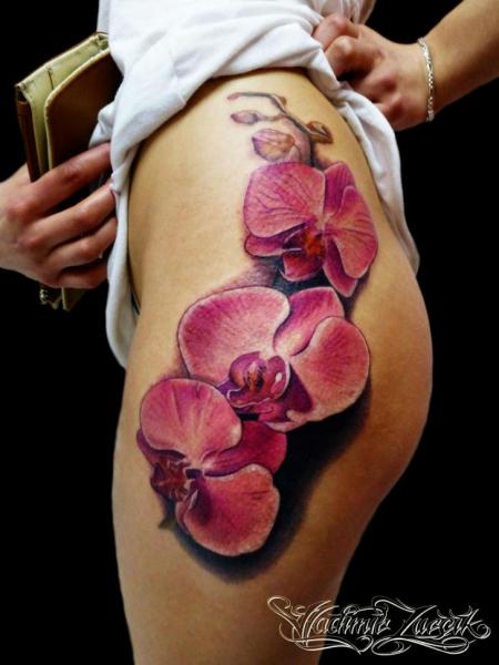 Tatuaje Realista Flor Lado Muslo por Tattoo Rascal