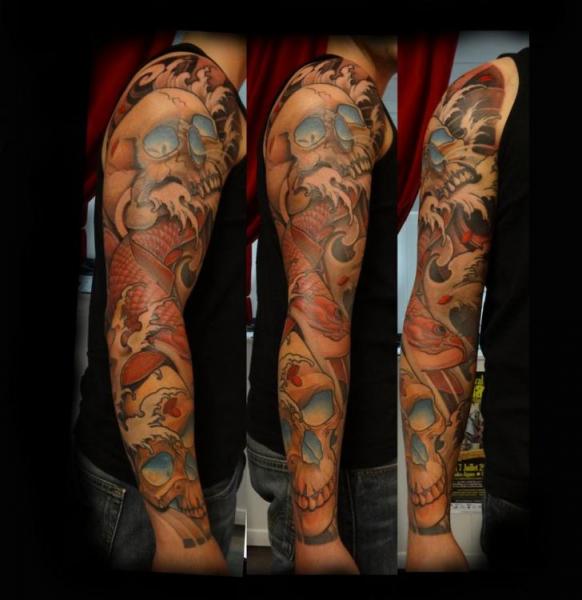 Japanische Totenkopf Karpfen Sleeve Tattoo von Henrik Tattoo