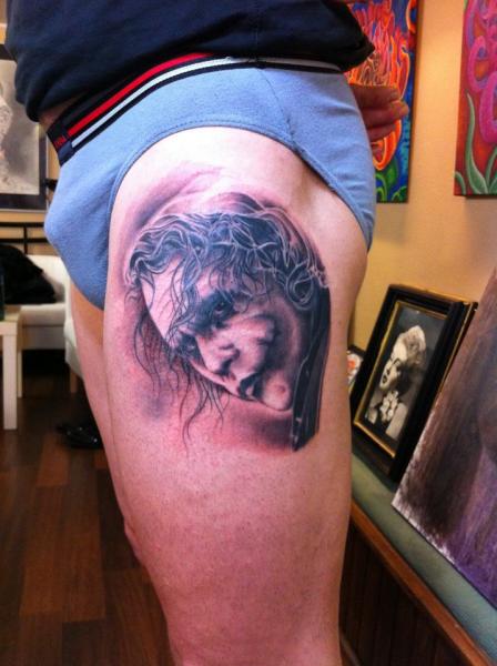 Tatuaje Fantasy Comodín Muslo por Henrik Tattoo