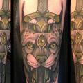 Arm Löwen Dolch tattoo von Mitch Allenden