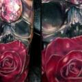 tatuaje Brazo Flor Cráneo Diamante por Ron Russo