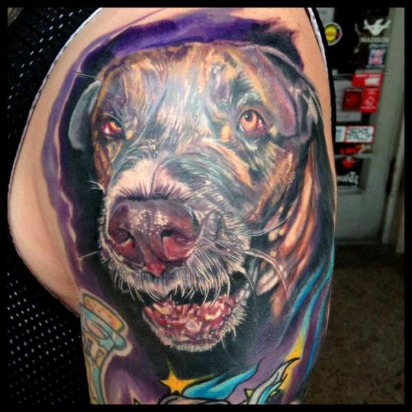 Tatuaje Hombro Realista Perro por Ron Russo